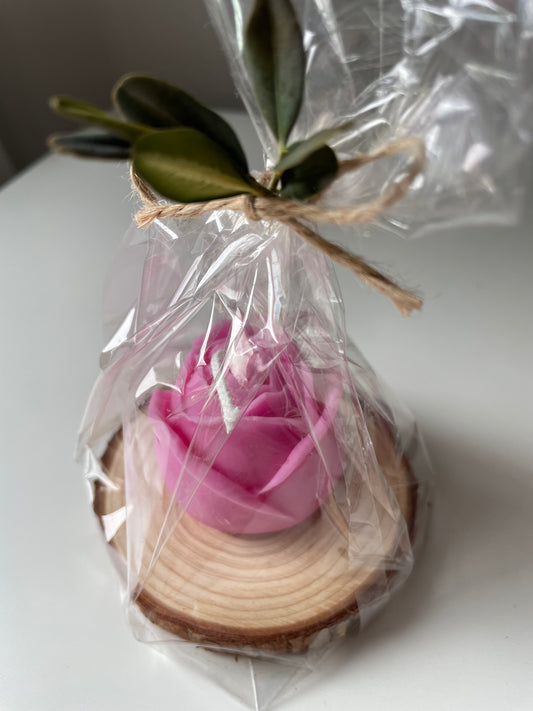 Vela rosa sobre madera