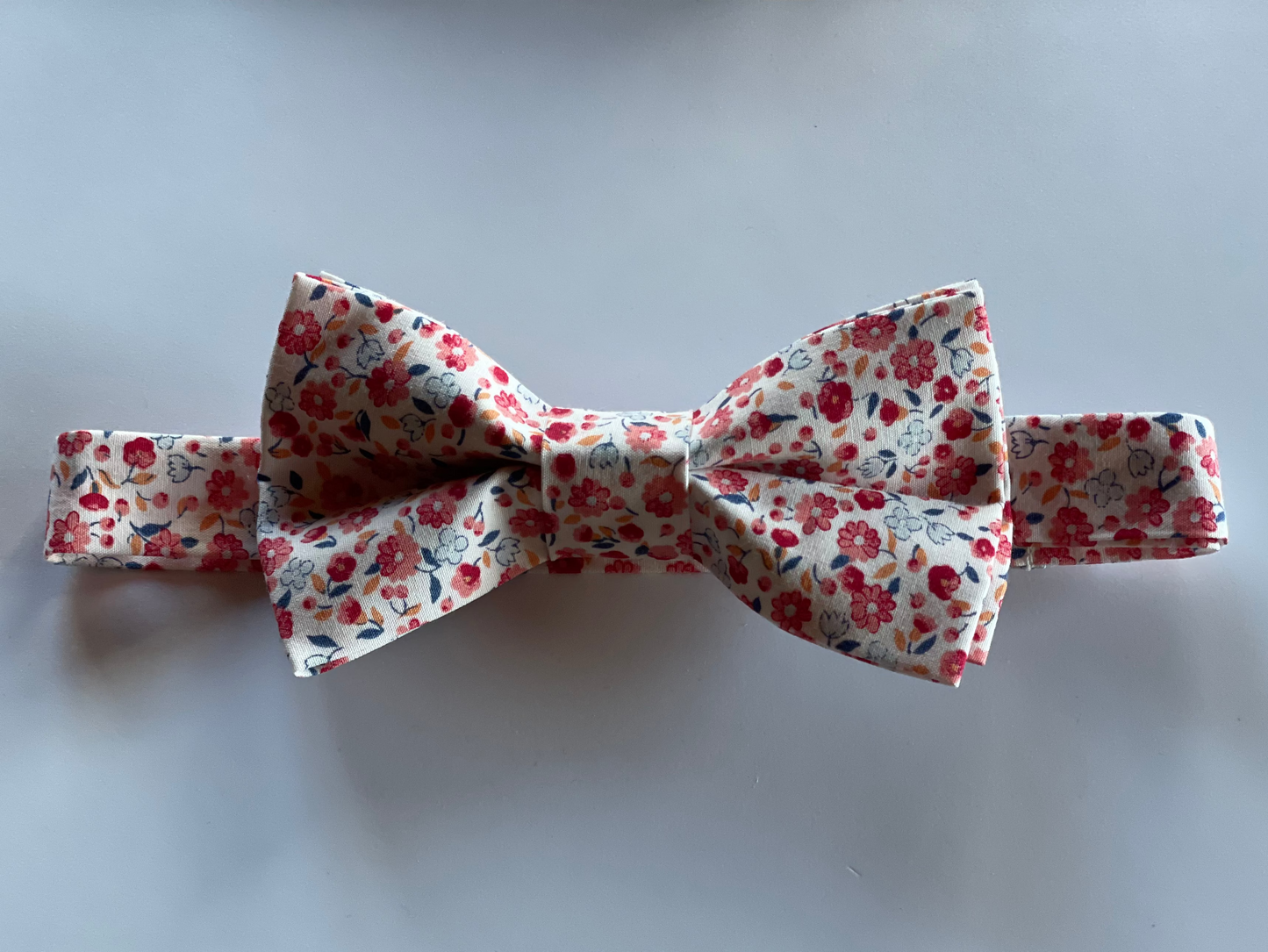 Pajarita flores vino