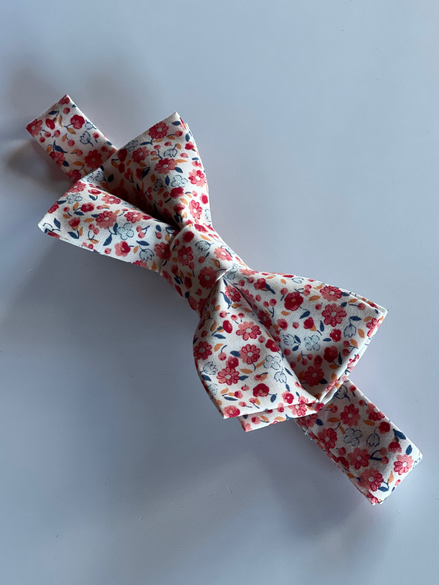 Pajarita flores vino